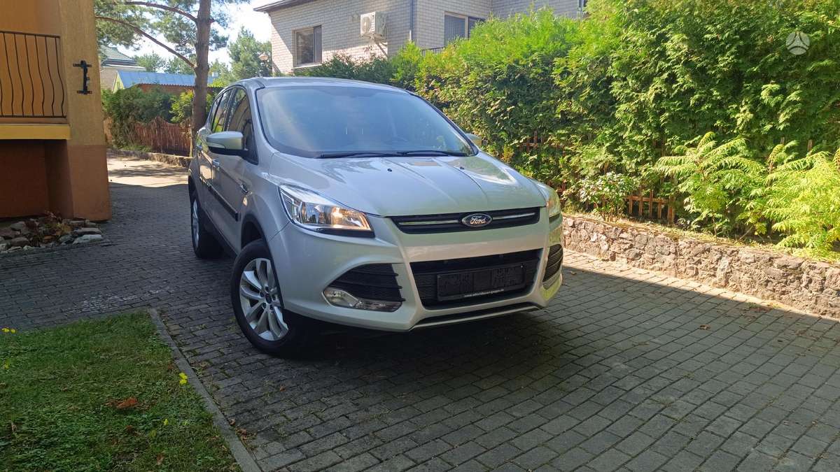 Ford Kuga 2015 — вигляд ззаду