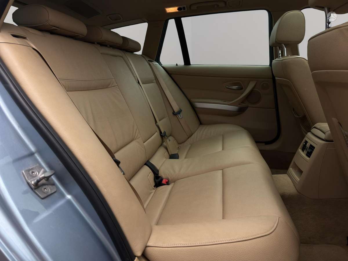 BMW 330 2010 — photo 10