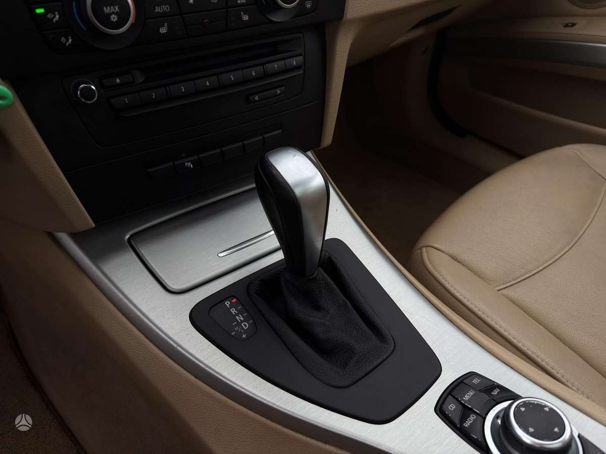 BMW 330 2010 — photo 16