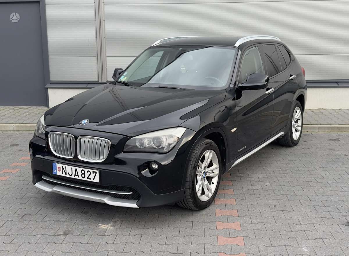 BMW X1 2010 — салон