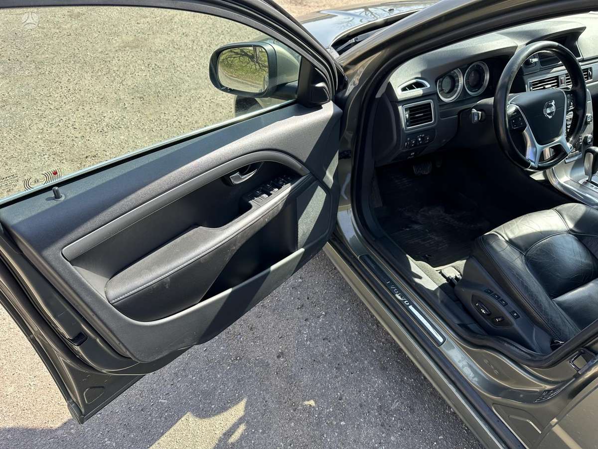 Volvo V70 2011 — photo 12