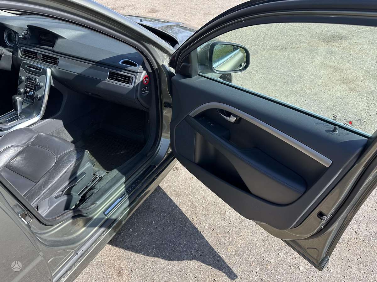 Volvo V70 2011 — photo 14