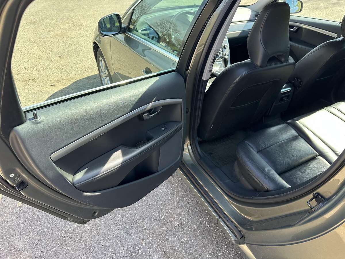Volvo V70 2011 — photo 16