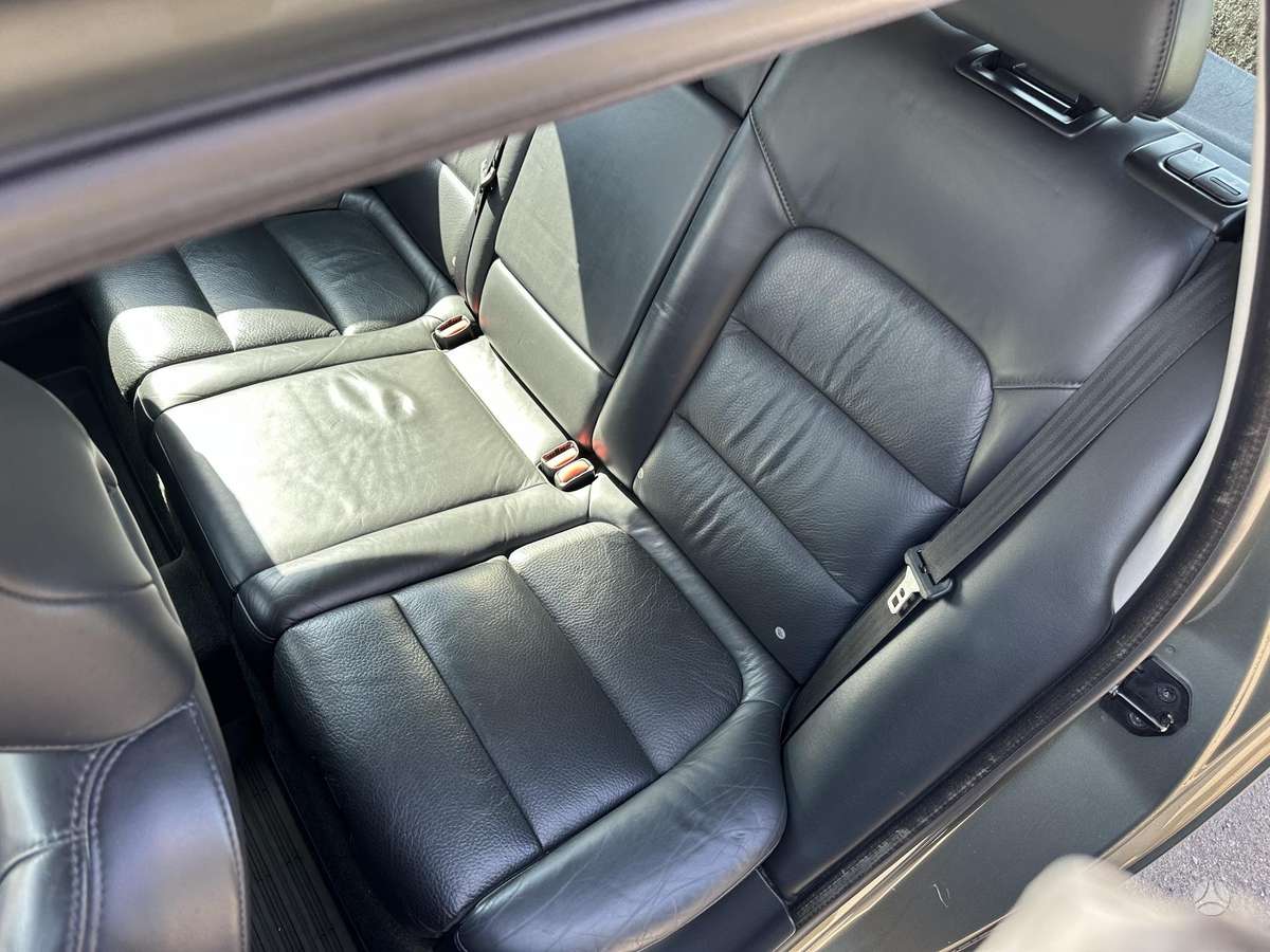 Volvo V70 2011 — photo 17