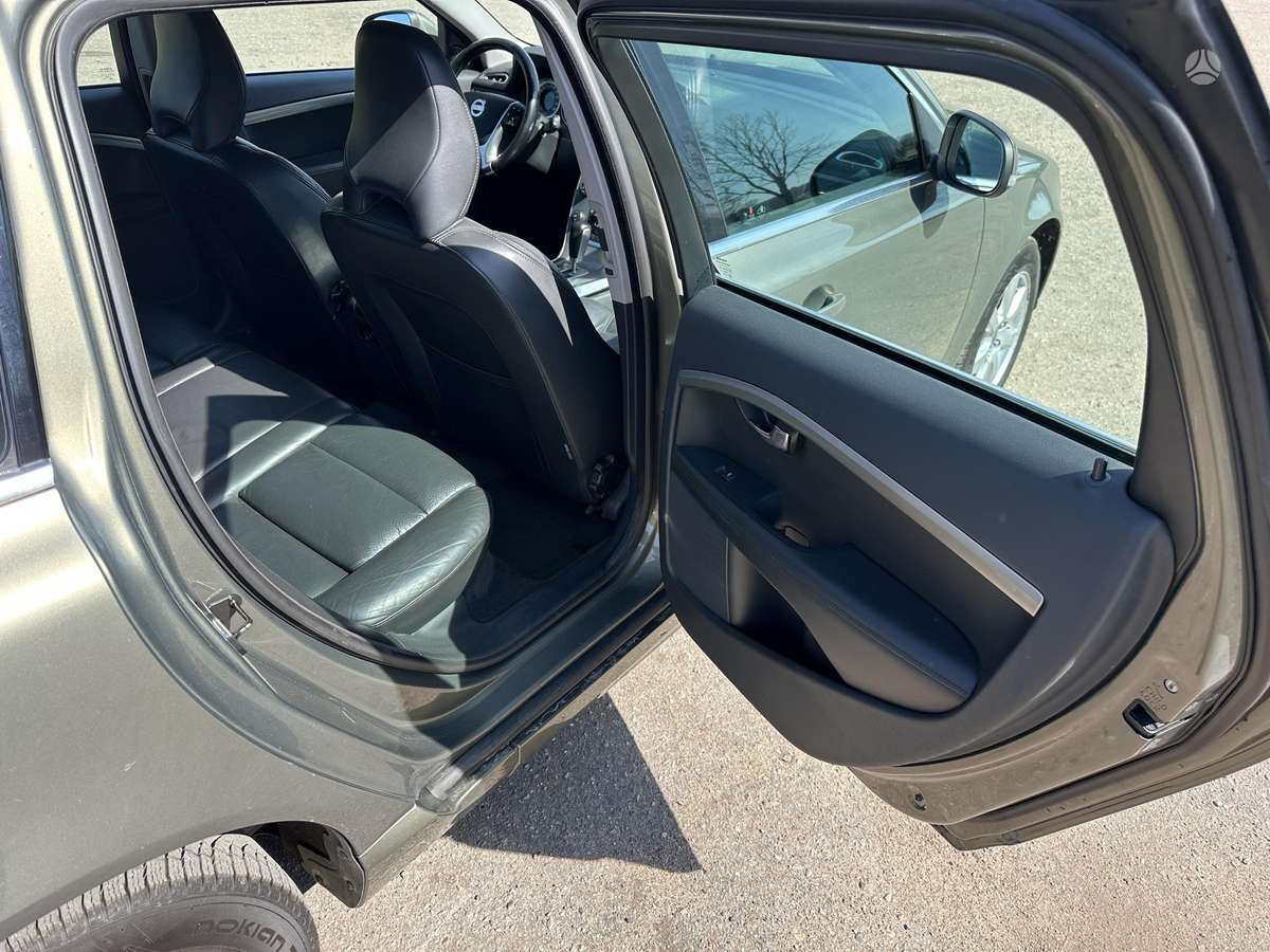 Volvo V70 2011 — photo 18