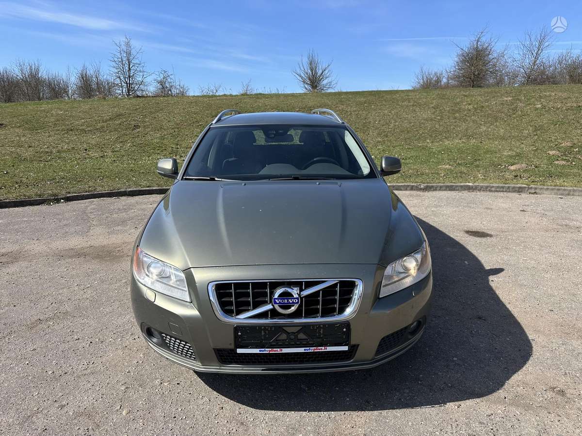 Volvo V70 2011 — rear view