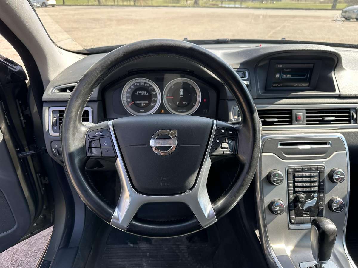 Volvo V70 2011 — photo 20