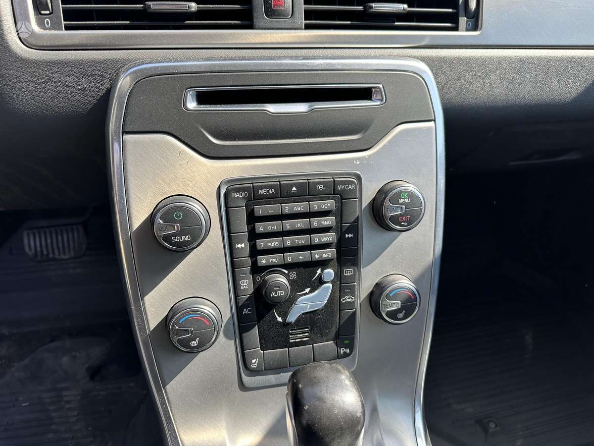 Volvo V70 2011 — photo 23