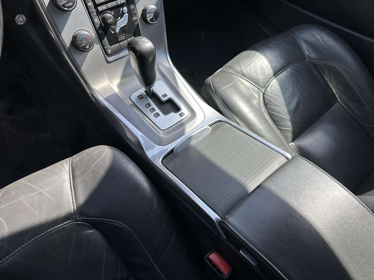 Volvo V70 2011 — photo 24