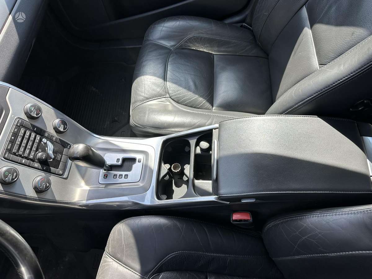 Volvo V70 2011 — photo 25