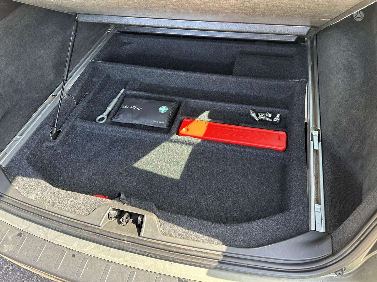 Volvo V70 2011 — photo 31