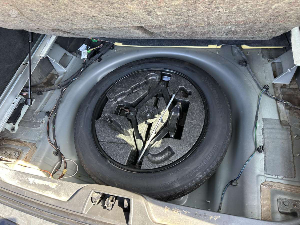 Volvo V70 2011 — photo 32