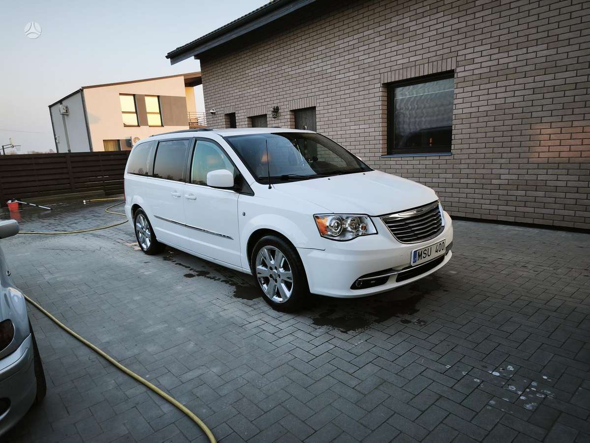 Chrysler Town 2014 — rear view