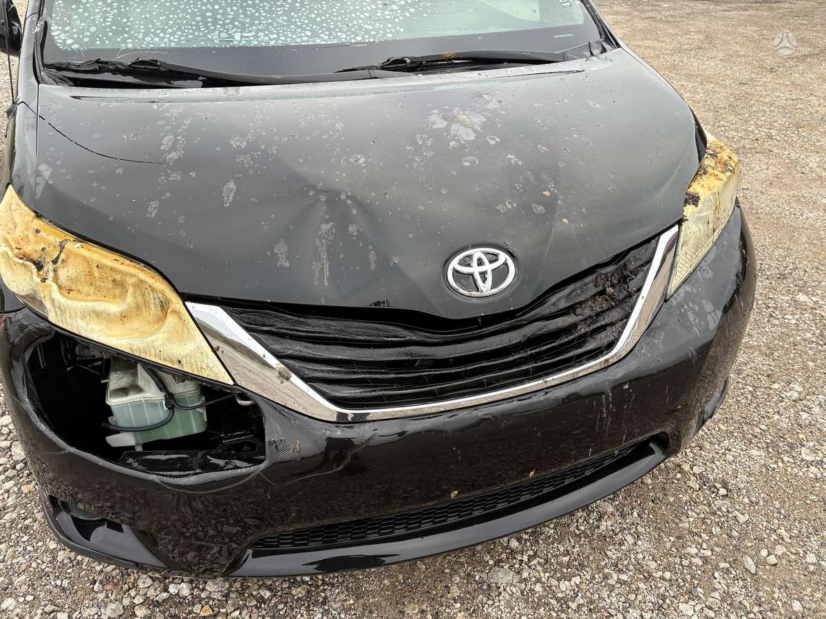 Toyota Sienna 2011 — photo 10