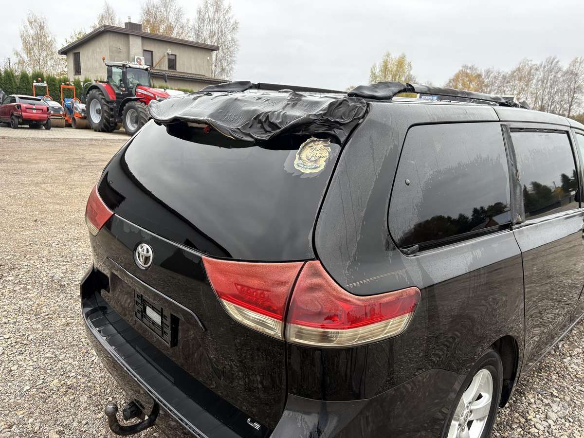 Toyota Sienna 2011 — photo 15