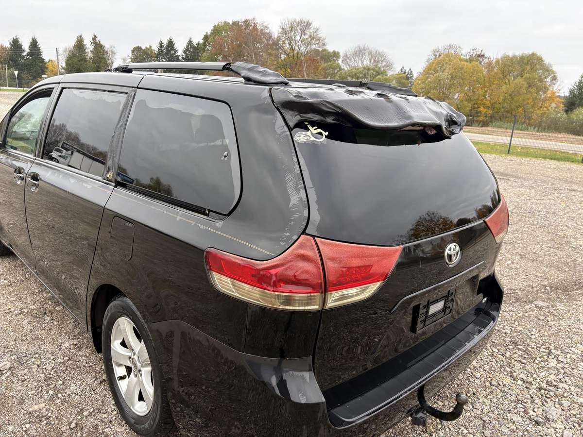 Toyota Sienna 2011 — photo 16