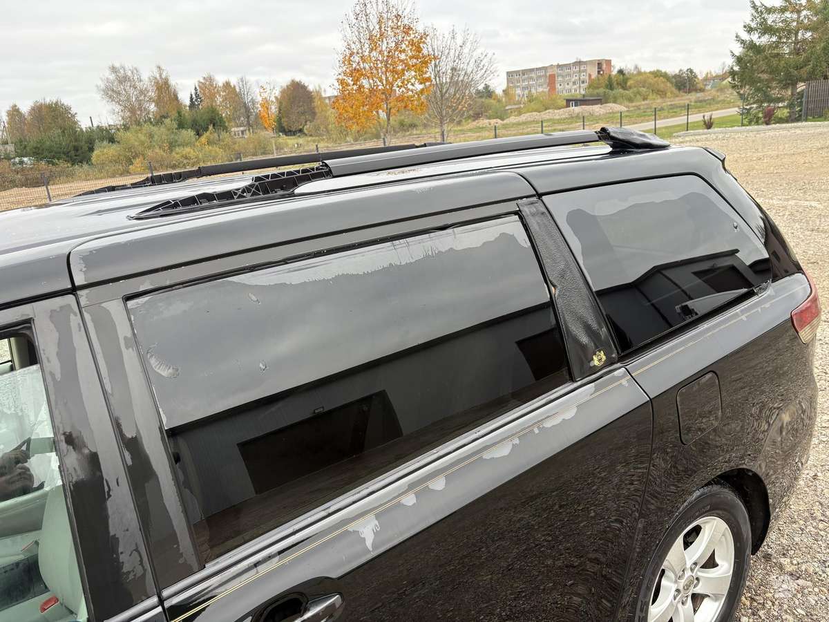 Toyota Sienna 2011 — photo 17