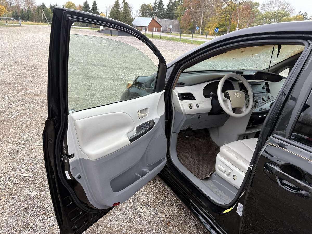 Toyota Sienna 2011 — photo 18