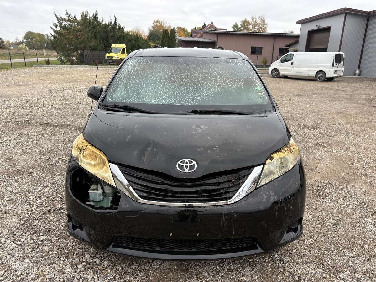 Toyota Sienna 2011 — rear view