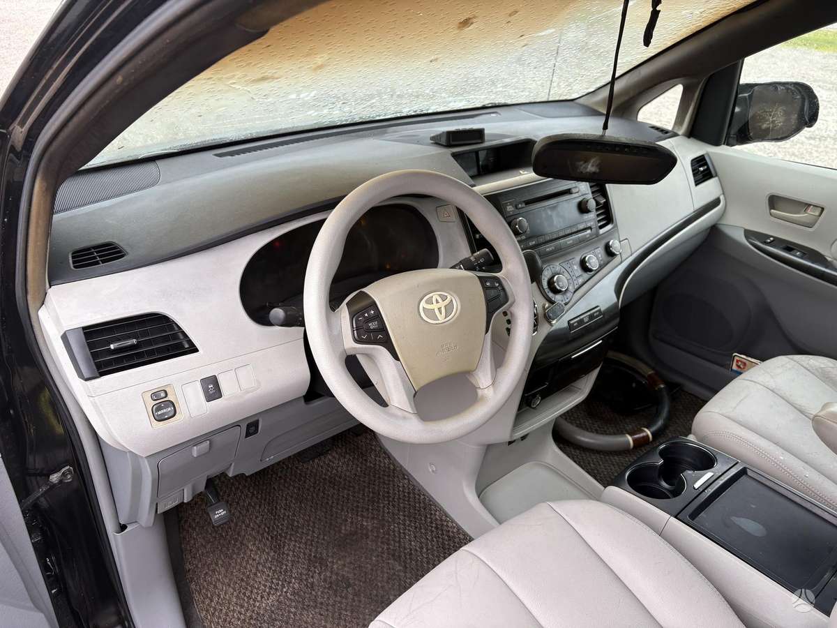 Toyota Sienna 2011 — photo 20