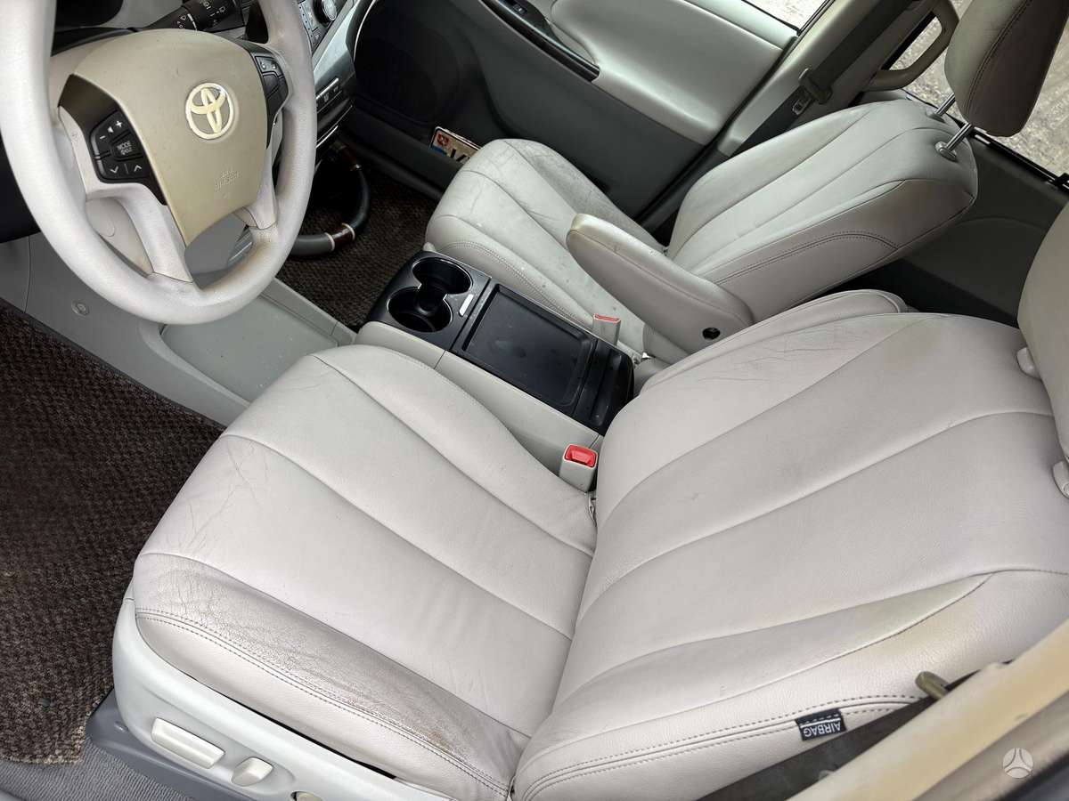 Toyota Sienna 2011 — photo 21