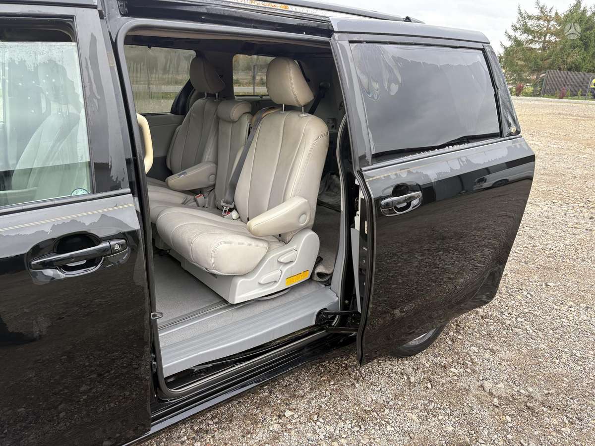 Toyota Sienna 2011 — photo 23