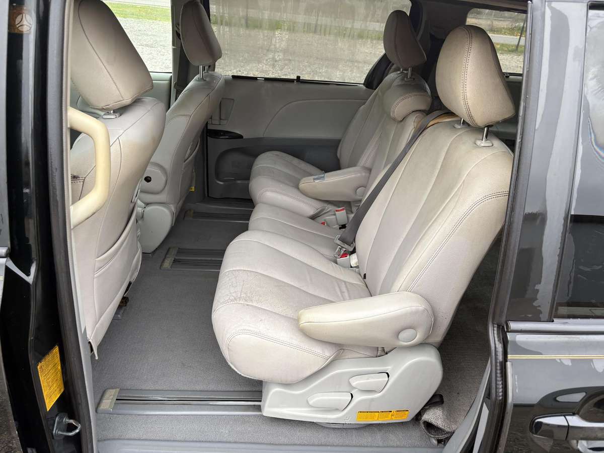 Toyota Sienna 2011 — photo 24