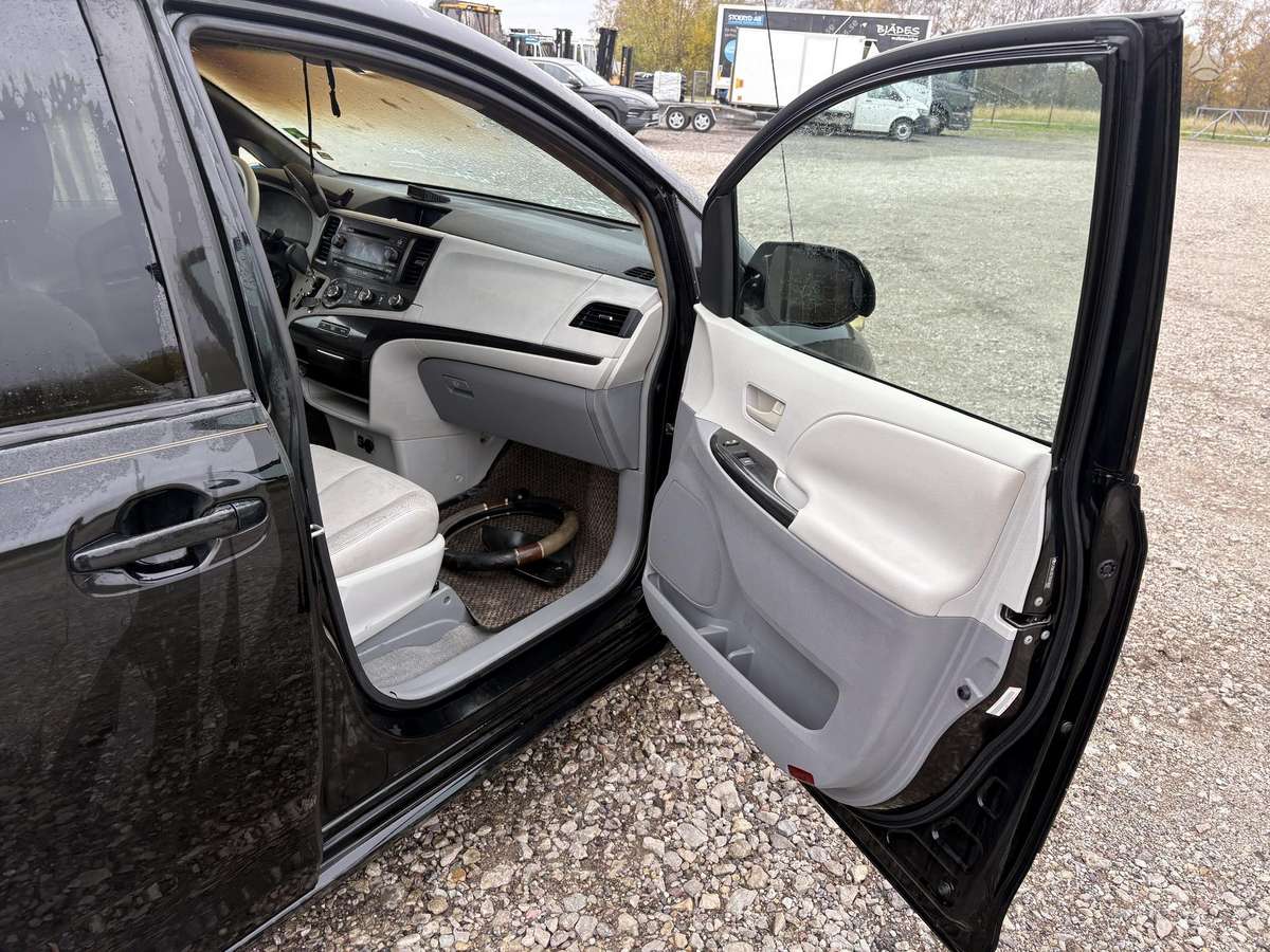 Toyota Sienna 2011 — photo 26