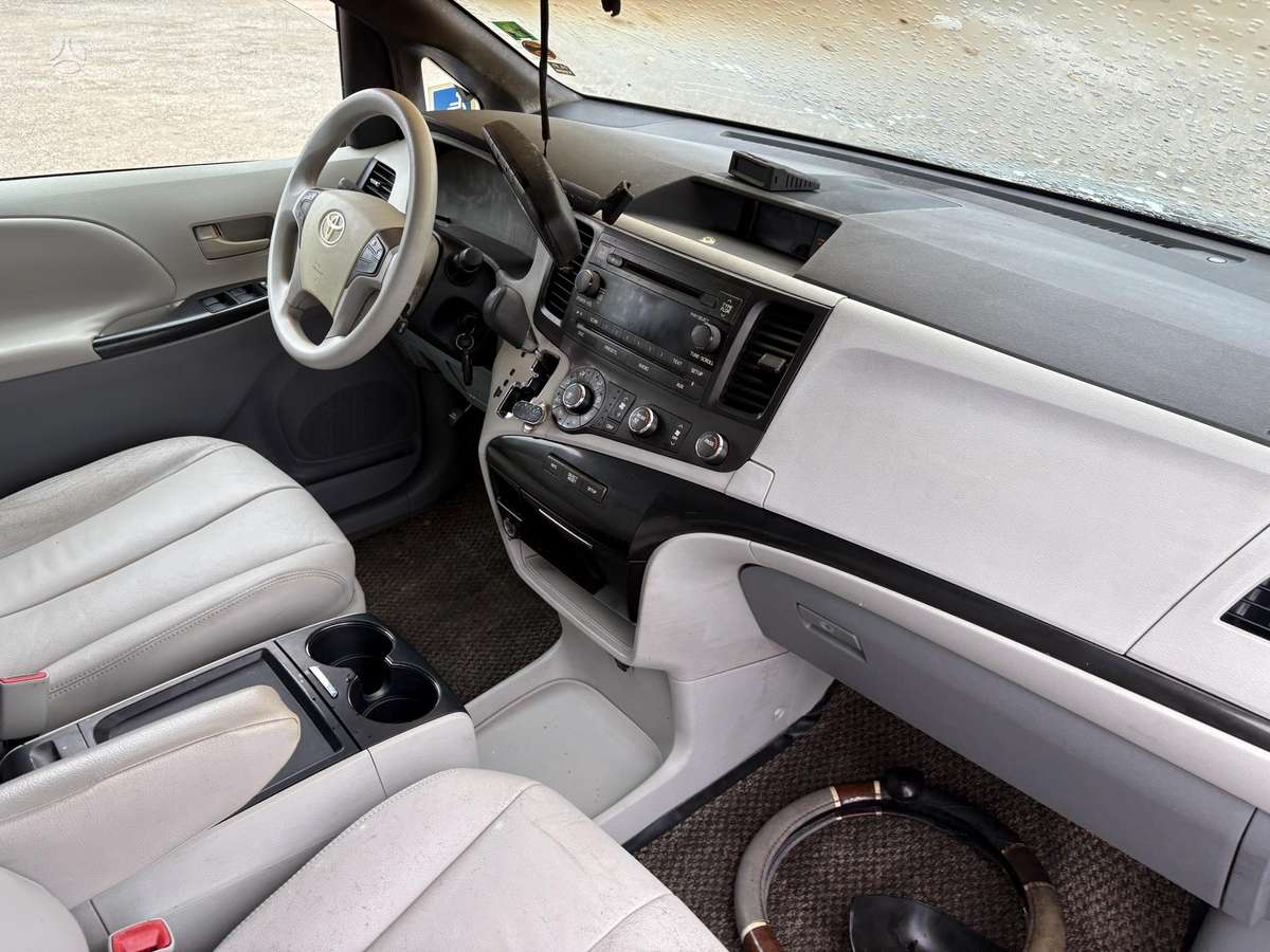 Toyota Sienna 2011 — photo 27