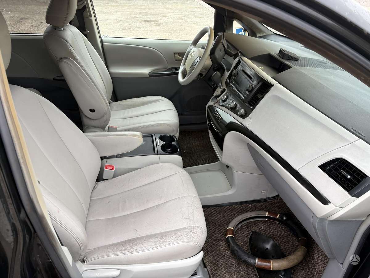 Toyota Sienna 2011 — photo 28