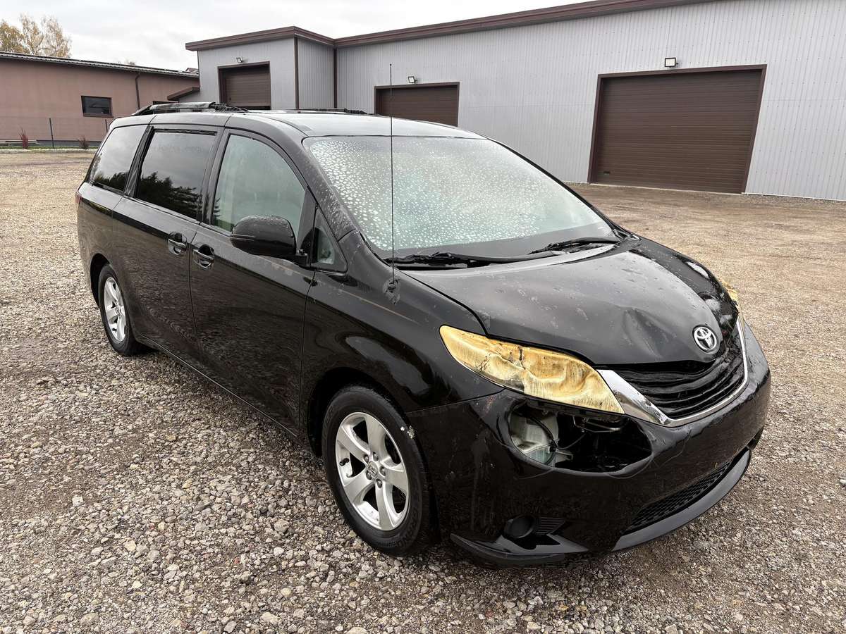 Toyota Sienna 2011 — interior