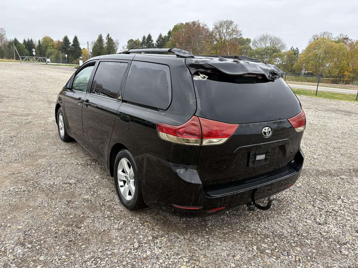 Toyota Sienna 2011 — photo 7
