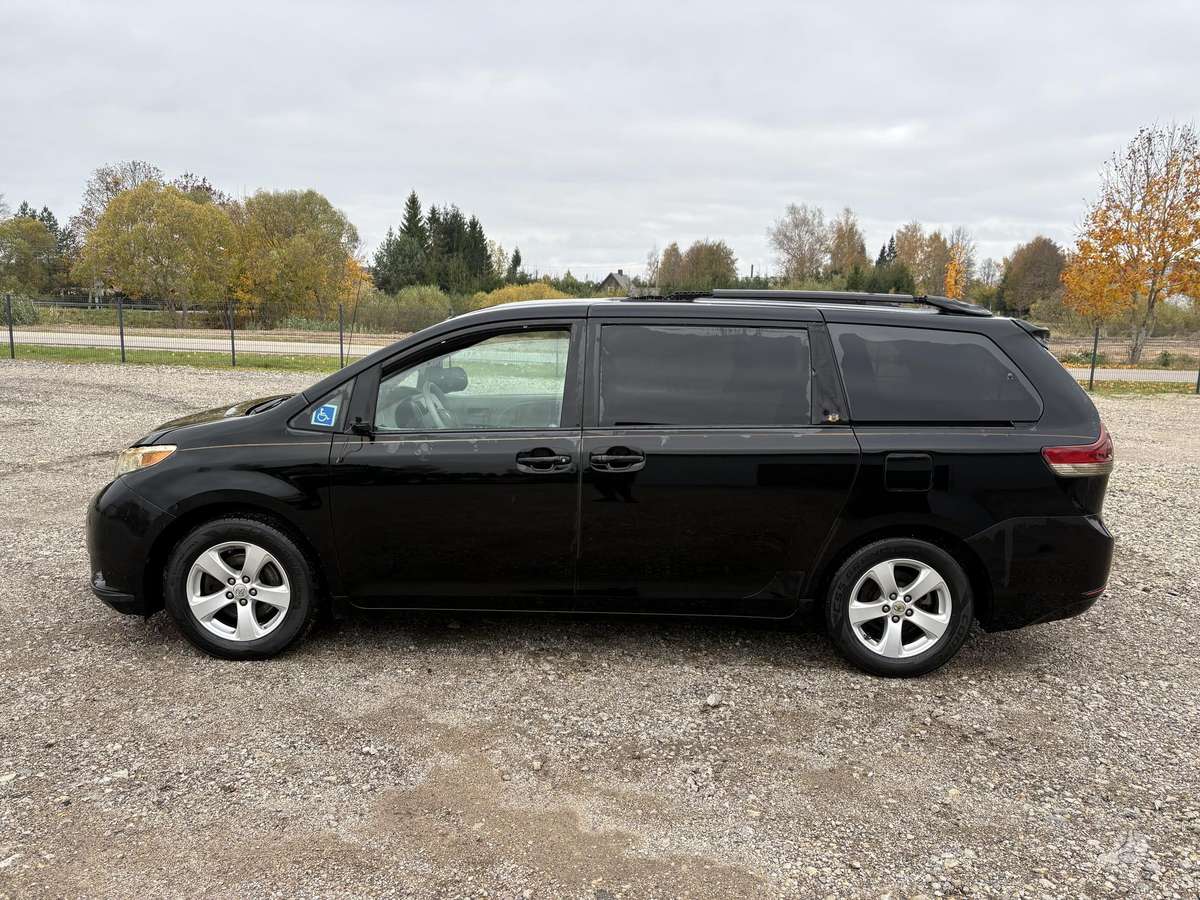 Toyota Sienna 2011 — photo 8