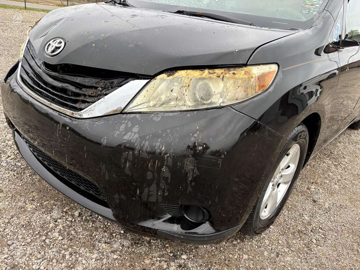 Toyota Sienna 2011 — photo 9