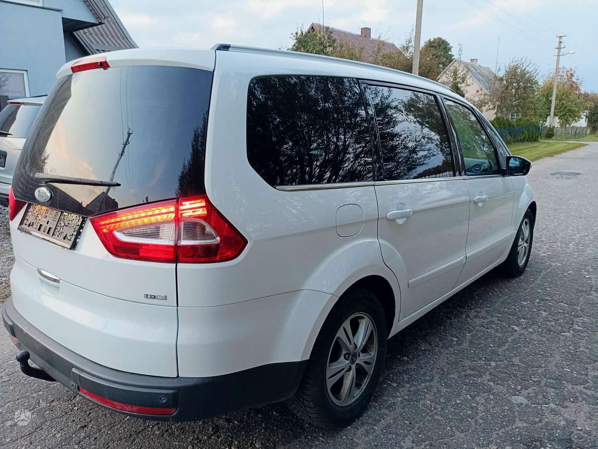 Ford Galaxy 2011 — rear view