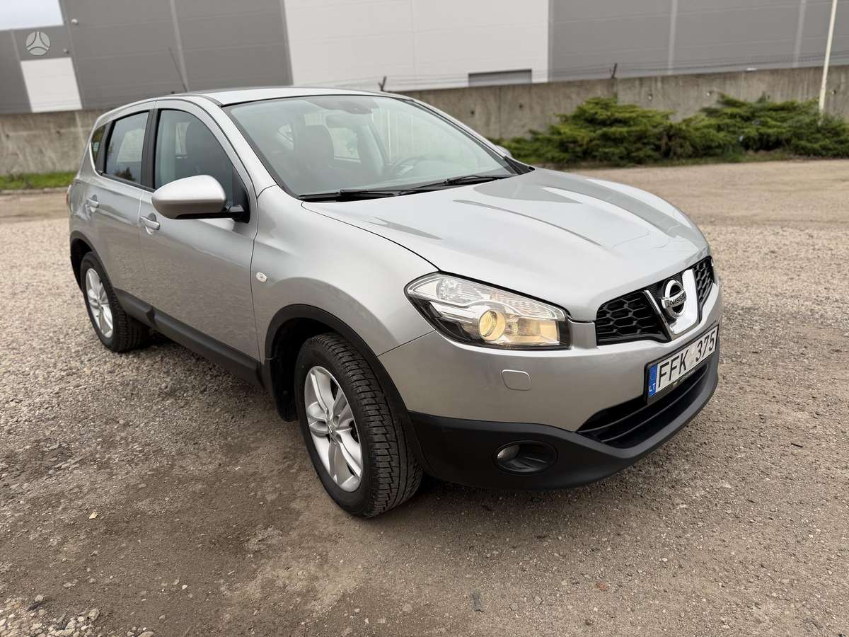 Nissan Qashqai 2010 — rear view