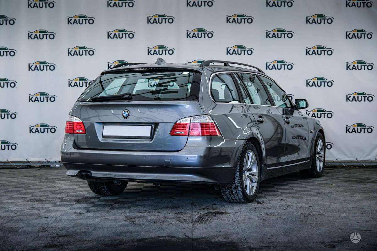 BMW 520 2009 — салон