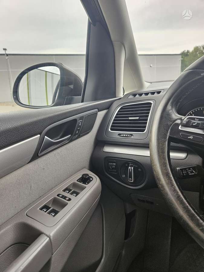Volkswagen Sharan 2011 — photo 17
