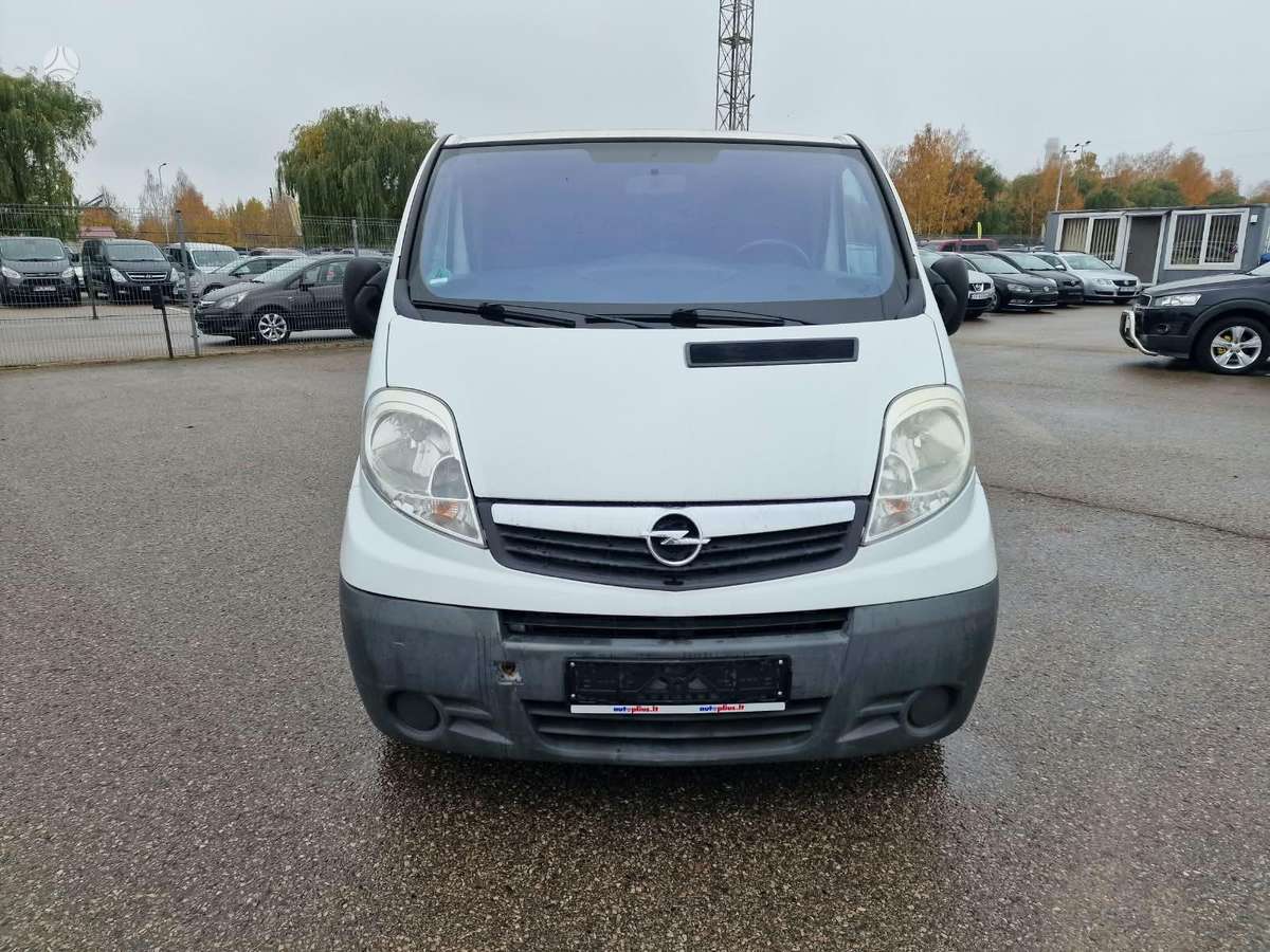 Opel Vivaro 2010 — салон