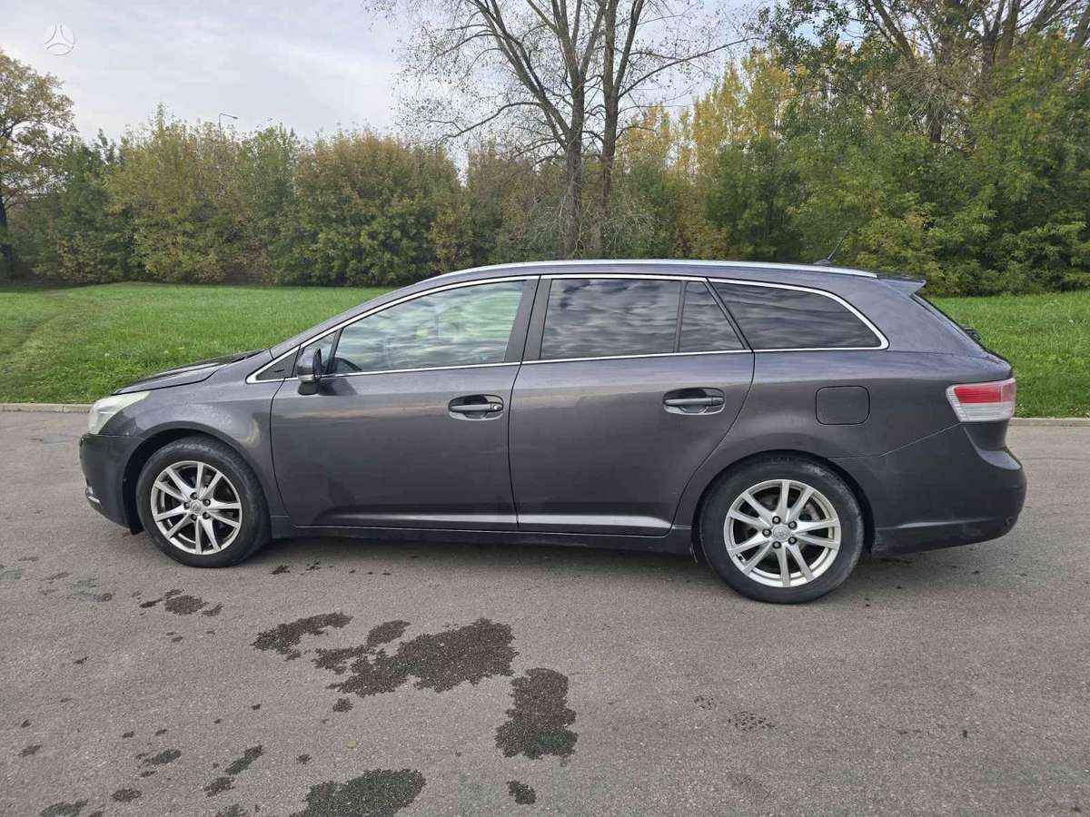 Toyota Avensis 2011 — rear view