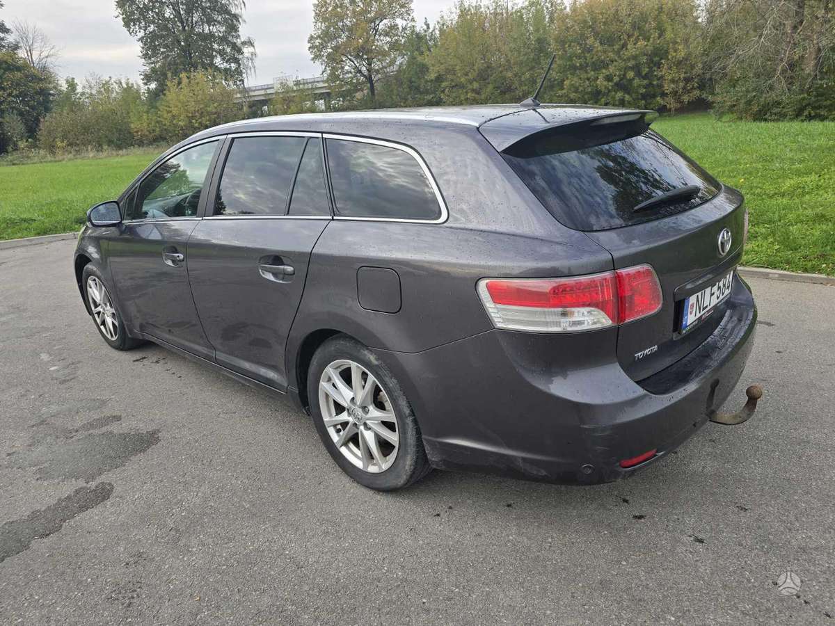 Toyota Avensis 2011 — interior