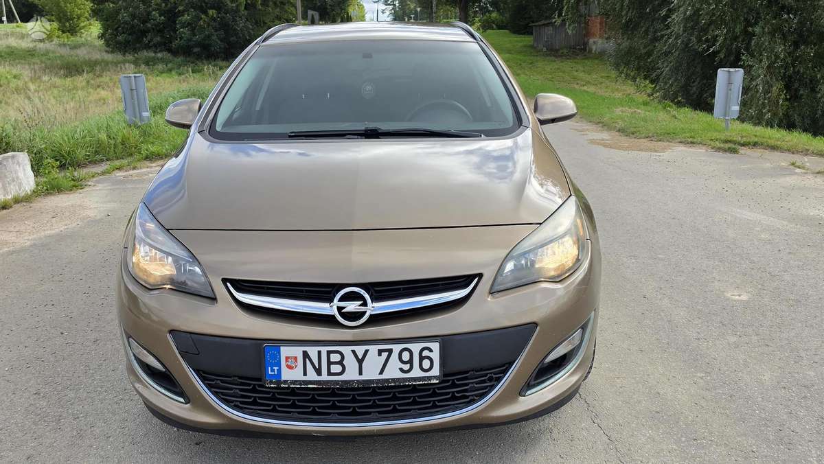 Opel Astra 2013 — rear view