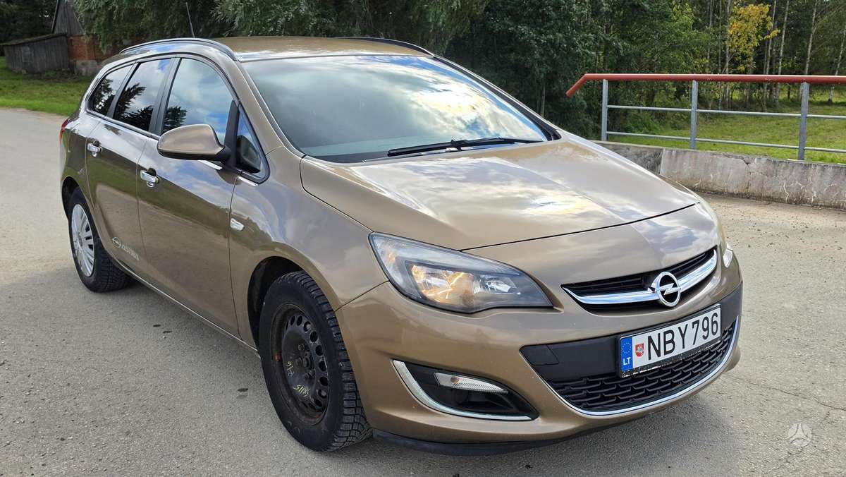 Opel Astra 2013 — interior