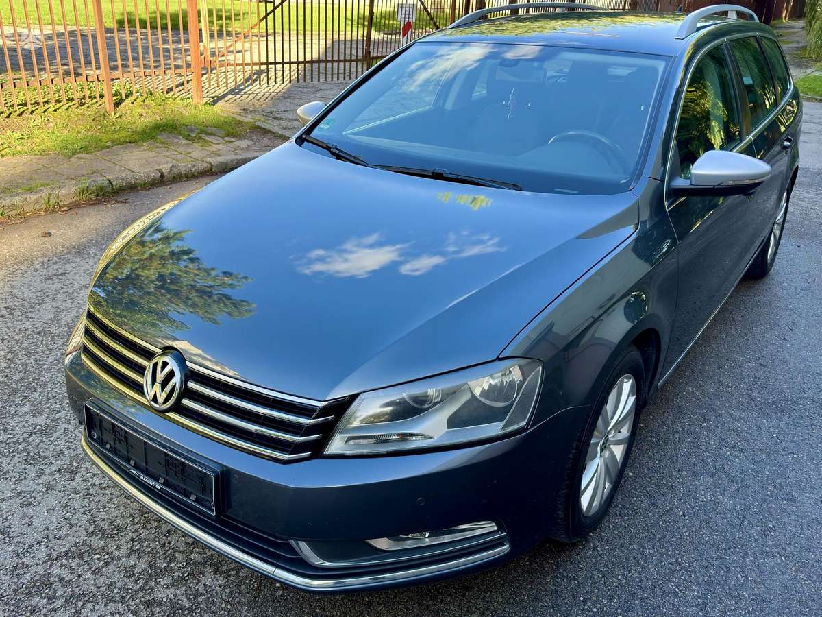 Volkswagen Passat 2011 — rear view