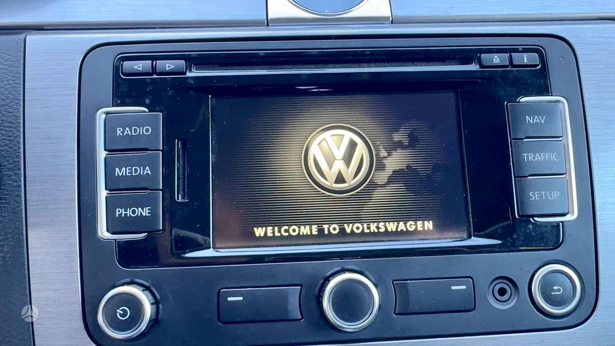 Volkswagen Passat 2011 — photo 21