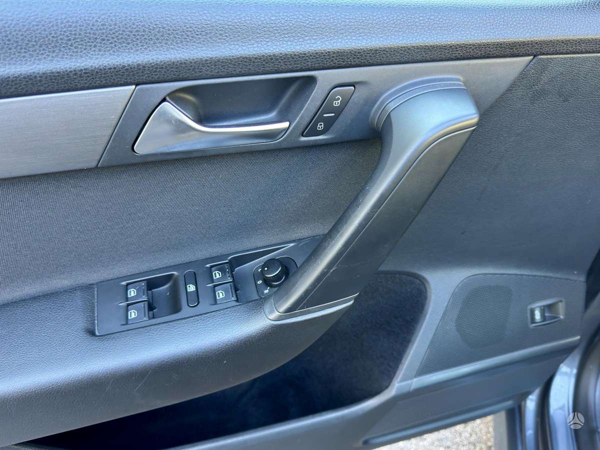 Volkswagen Passat 2011 — photo 29