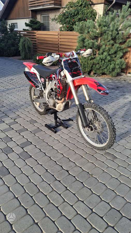 Honda CRF 2006 — rear view