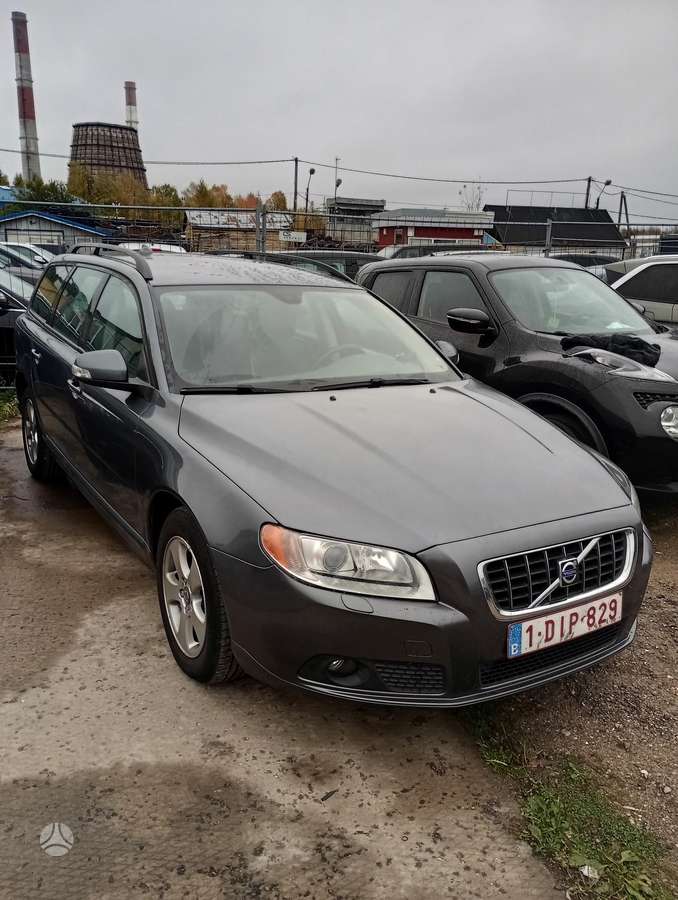 Volvo V70 2009 — rear view