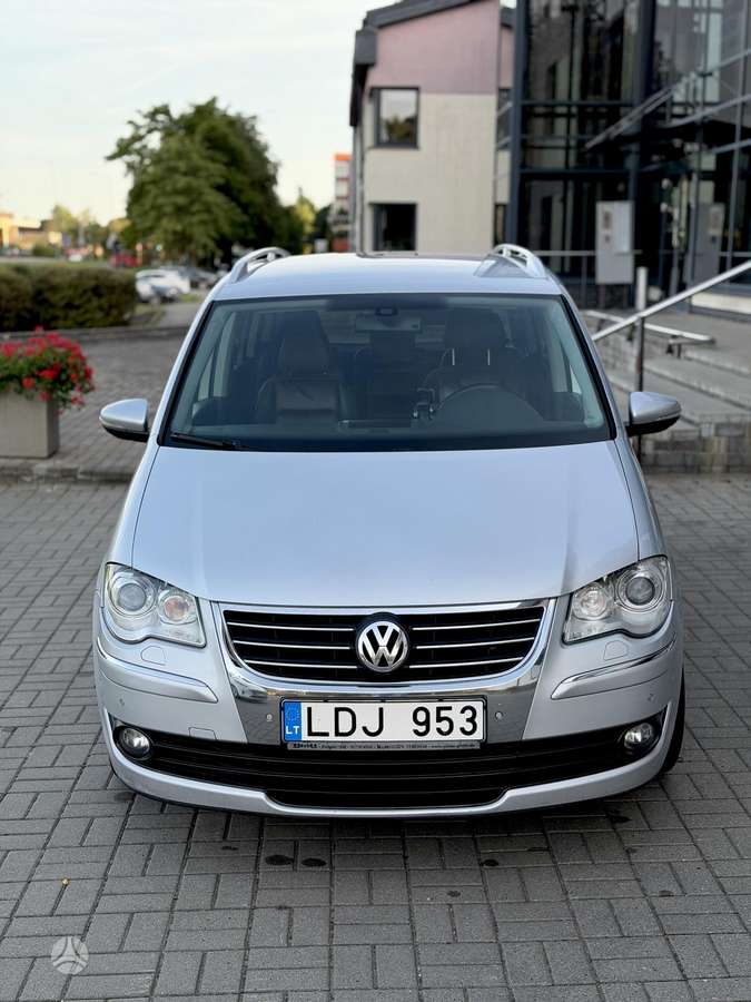 Volkswagen Touran 2010 — салон