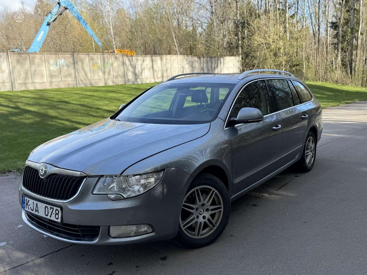 Skoda Superb 2010 — rear view